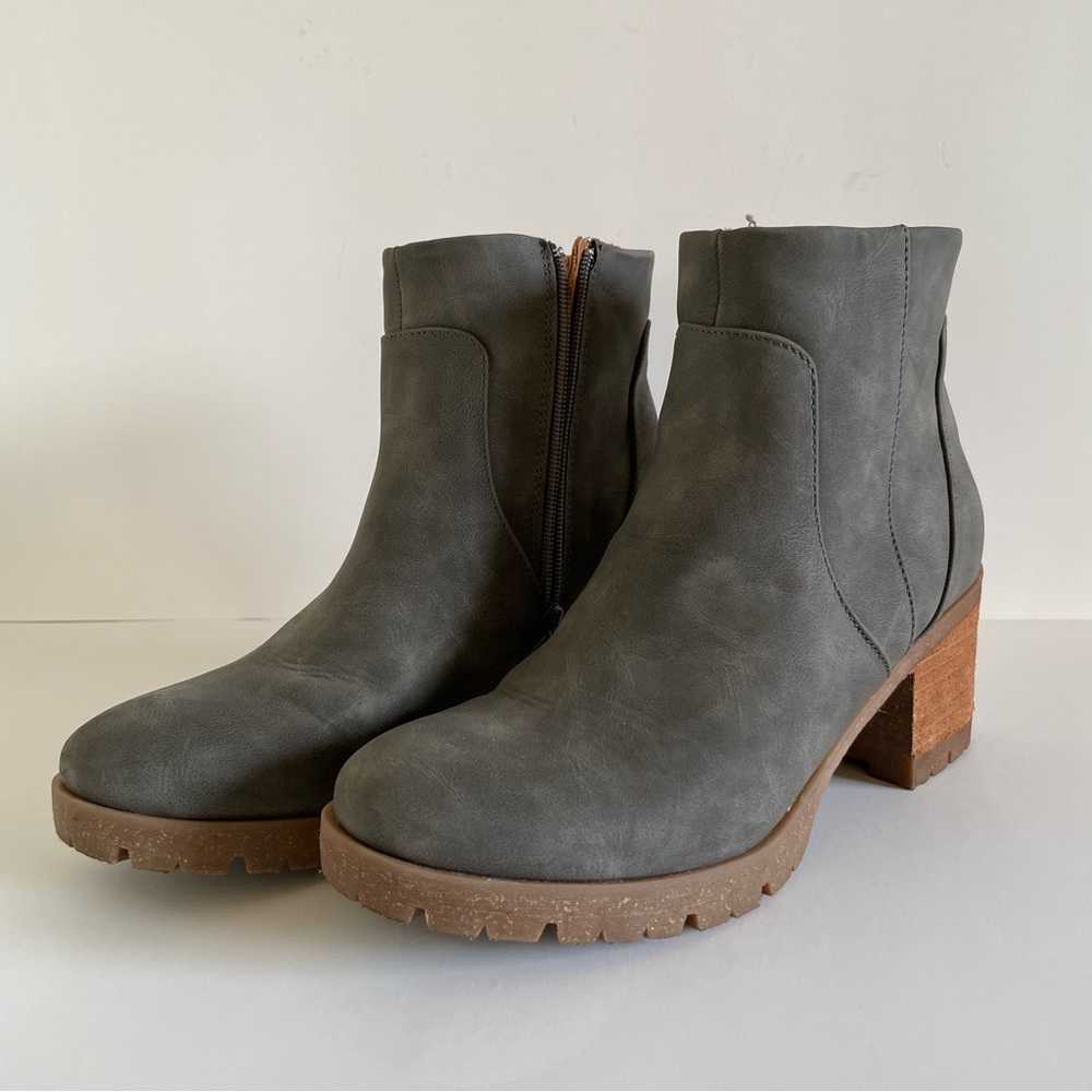 Korks Gray High Heel Suede Boots Size 8.5